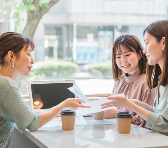 女性社員が営業している様子